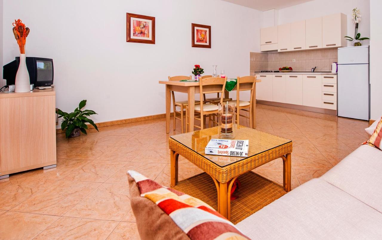 Apartments Bella Ровінь Екстер'єр фото